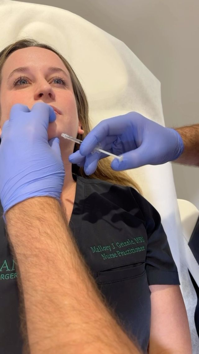 Treating HPS’s nurse practitioner, Mallory, with Botox to the crow’s feet, masseters, and chin. Mallory has been getting preventative #Botox for about 2 years now to keep wrinkles from prematurely deepening. She also struggles with clenching her teeth and would also like some jawline slimming, which is achieved with #masseterbotox. The key to seeing maximal results is consistency, every 3 months or when the wrinkles start to show back up. Botox + daily skincare + sun protection = 💯

#crowsfeet #massetertox #injectables #neurotoxin #atlplastics #wrinklefree